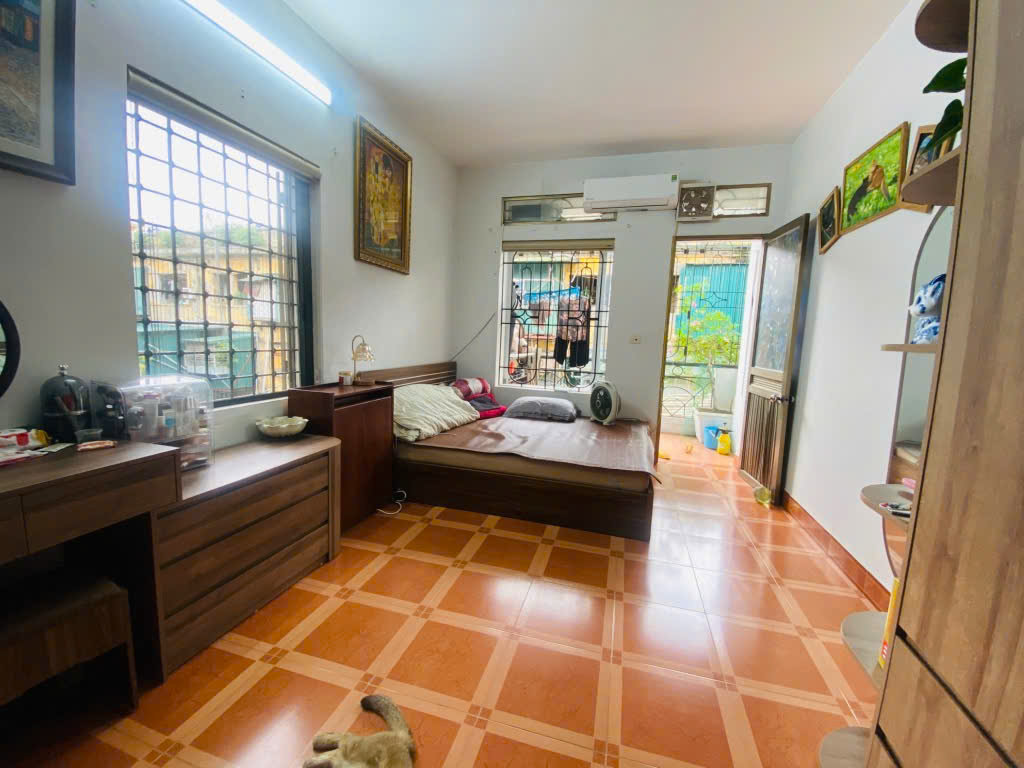 Cần bán  gấp căn nhà Nguyễn Trãi, Quận Thanh Xuân , DT 80M2, Tầng 4 , MT4m, Dài 20m, Gía 4,3 tỷ.